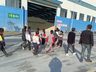 师生探访锂矿企业，共鉴矿物洗选之妙——宜丰县棠浦镇开展锂矿产业研学活动